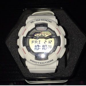 Men’s white G-Shock watch W.R. 20 bar